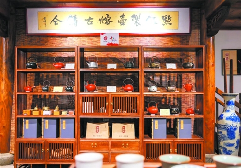 明水古城内,银壶陈列有序 资料图